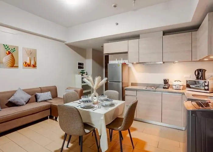 Classy Venice In St Venice Mall Near Bgc, Pet Friendly, Swimming Pool, Balcony