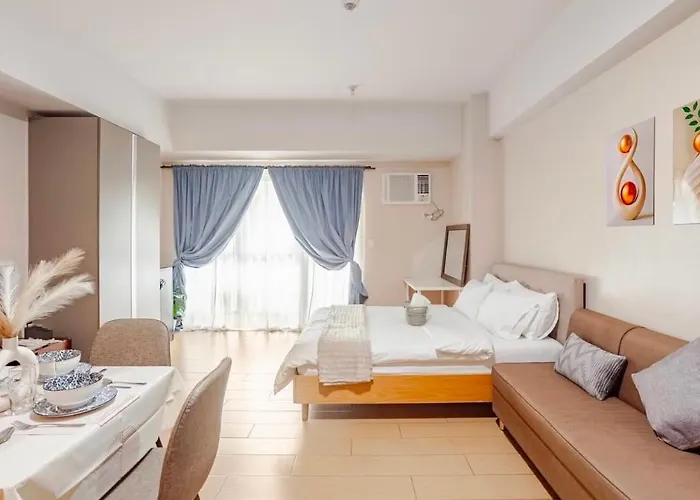 Classy Venice In St Venice Mall Near Bgc, Pet Friendly, Swimming Pool, Balcony Hotel