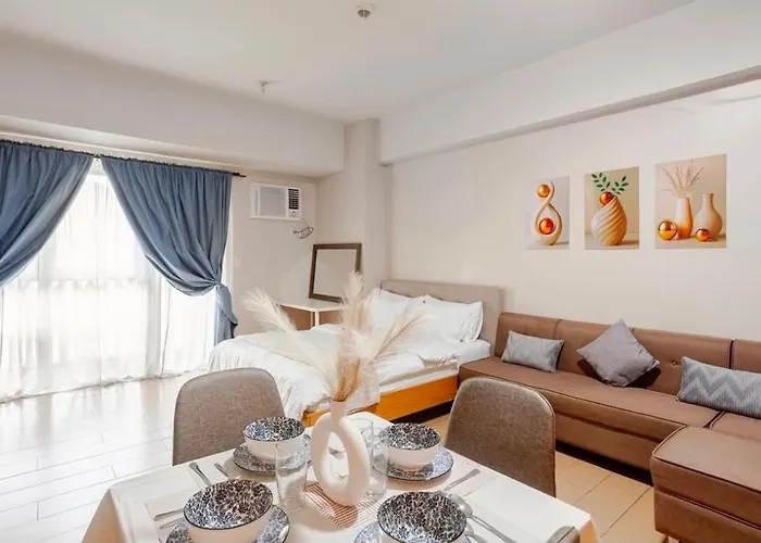 Classy Venice In St Venice Mall Near Bgc, Pet Friendly, Swimming Pool, Balcony