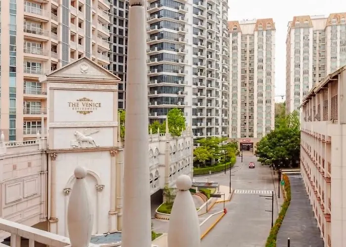 Classy Venice In St Venice Mall Near Bgc, Pet Friendly, Swimming Pool, Balcony 5*