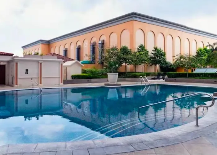 Classy Venice In St Venice Mall Near Bgc, Pet Friendly, Swimming Pool, Balcony