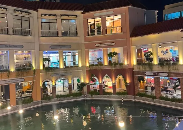 Classy Venice In St Venice Mall Near Bgc, Pet Friendly, Swimming Pool, Balcony Hotel Manila